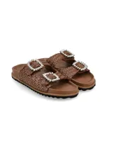 Sandalias marrones de cuero entrelazado con dos tiras y hebillas con strass.