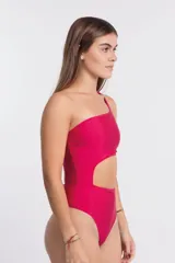 Malla de una pieza color fucsia con acabado brillante. Diseño asimétrico con un solo hombro y un corte cut-out en el abdomen.