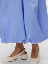 Vestido largo celeste de algodón, con cuello cuadrado y breteles finos. El corte es holgado y la falda tiene forma de globo. Incluye capa interior para evitar transparencias.