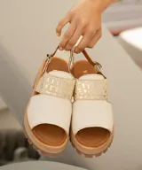 Sandalias de cuero color suela con plataforma y hebilla ajustable.