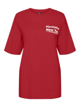 Camiseta roja oversize de cuello redondo y mangas cortas con estampado frontal blanco con texto "Manhattan New York NY Basketball 2012".