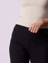 Pantalón negro de gabardina elastizada, marca Ruby Rd, corte recto. Tiene pretina ancha elastizada, bolsillos simulados en la parte delantera y bolsillos aplicados en la parte trasera.