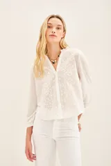 Camisa blanca de mangas largas con delantero en broderie de algodón y espalda en jersey.