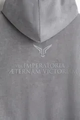 Buzo deportivo sin mangas en color gris con efecto lavado. Modelo de corte holgado con capucha forrada cruzada, bolsillo canguro y diseño reflectante en pecho y espalda. Remate acanalado ancho en el bajo. Interior cepillado suave.
