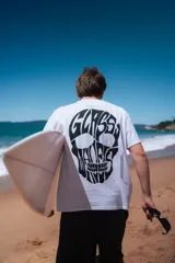 Remerón blanco con estampa de calavera formada por letras negras en la espalda.