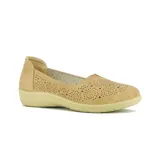 Zapato bajo negro con capellada calada y suela de goma.