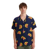 Camisa de manga corta azul con estampado colorido inspirado en el sol, ideal para localidades de clima cálido.