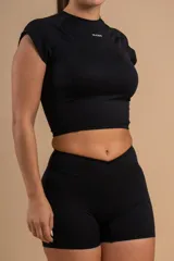 Short deportivo color crema, de tiro alto y calce ajustado.