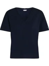 Remera de algodón azul marino con cuello en V y logo de Tommy Hilfiger bordado en el pecho. Corte regular y textura moteada.
