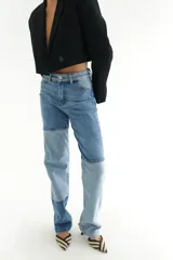 Jean de corte recto en dos tonos de denim, con detalle de costuras visibles y diseño moderno.