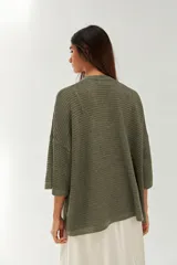 Kimono tejido de punto color verde oliva, con mangas 3/4 amplias y diseño calado.