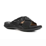 Sandalia casual negra con tiras cruzadas y apliques metálicos.