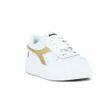 Zapatillas de estilo lifestyle, con diseño en color blanco y detalles metálicos dorados.