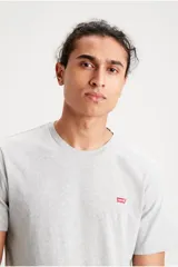 Remera gris de manga corta con logo de la marca en el pecho.