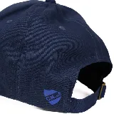 Gorra de béisbol azul marino con logo de Umbro bordado en rojo y la palabra "Nacional" bordada en azul.