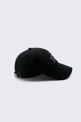 Gorra de béisbol negra de Zara con bordado frontal en blanco que dice "A Coruña Established 1975 Rúa Juan Flórez 64-66".