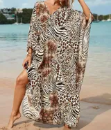 Vestido largo de playa con estampado animal print en tonos marrón, negro y blanco. Tiene mangas anchas y escote en V.