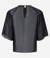 Blusa de gasa negra con cuello redondo y mangas cortas amplias texturizadas con transparencias.