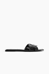 Sandalias negras con punta cuadrada y tira ancha trenzada. Taco de 1 cm.