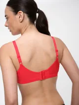 Soutien negro con breteles regulables.