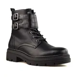 Bota de caña media color negro, con cordones y suela track. Presenta dos correas con hebillas plateadas y detalle de cuero texturizado en la parte superior.