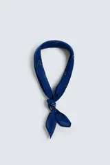 Pañuelo bandana azul con estampado de cachemir en blanco.