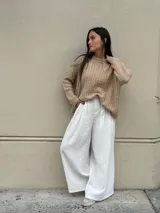 Pantalón sastrero negro de corte palazzo, con botón, pasacinto y pretina trasera con elástico.
