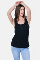 Musculosa lisa color lila en tela rib con botones a presión y corte relajado.