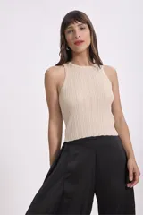 Blusa corta tejida de punto con lurex color celeste, de breteles anchos y corte ajustado.