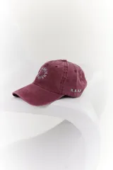 Gorra marrón de algodón con visera curva y bordado frontal con la palabra "HAHA" repetida en círculo.