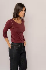 Remera básica de algodón color crema con pespuntes en tono contrario y diseño ajustado.