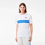 Camiseta Lacoste blanca con dos franjas horizontales azules en el pecho y logo de la marca bordado.