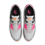 Championes Nike Air Max 90, color gris con detalles en negro, rosa y naranja.