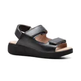 Sandalias de cuero color negro, con plataforma y ajuste con velcro.