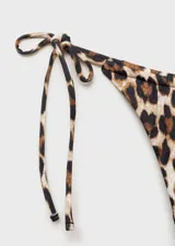 Conjunto de bikini con estampado animal print, compuesto por un corpiño triangular con tirantes finos y una bombacha tipo colaless con tiras laterales.
