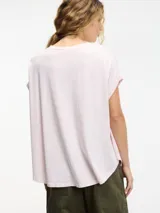 Remera marrón de corte amplio, cuello redondo y mangas cortas con dobladillo.