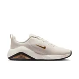 Championes Nike Bella 7 de mujer, color crema con logo dorado.