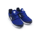 Championes urbanos azules con detalles en azul marino y blanco. Presentan el logo de Umbro en el lateral y suela blanca con diseño geométrico.