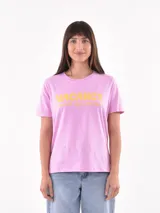 Remera blanca de algodón con estampado de limones y texto en azul.