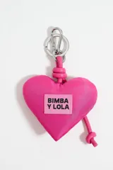 Llavero con forma de corazón acolchado, color rosa fucsia, con etiqueta de tela rosa claro con el logo "BIMBA Y LOLA" en negro. Incluye mosquetón y anilla de metal plateado.