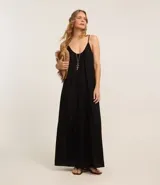 Vestido midi negro de viscosa y lino, con breteles finos, escote redondo con pliegues y corte en el bajo.