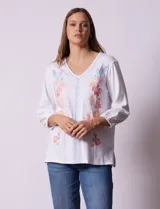Blusa blanca de algodón y poliéster, marca Ruby Rd, con escote en V y bordado floral en el frente. Tiene mangas 3/4 con puños elastizados.