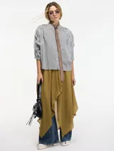 Camisa celeste a rayas verticales con botones en la parte delantera, cuello mao y mangas amplias.