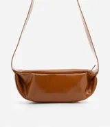 Bolso bandolera marrón de poliuretano con correa ancha ajustable y cierre de cremallera.