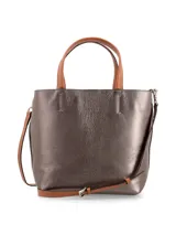 Cartera negra de cuero con doble asa corta y correa larga extraíble. Tiene logo metálico al frente, cierre con broche metálico y bolsillo interno con cierre.