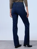 Jean elastizado de mezclilla azul oscuro, tiro medio, con pierna recta y detalle de pespuntes en contraste.