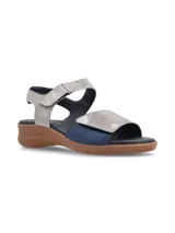 Sandalias de cuero azul y plateado con suela marrón.
