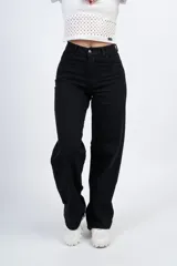 Pantalón de mezclilla negro de pierna ancha con corte cómodo y cierre frontal.
