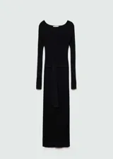Vestido midi negro de tejido de punto de canalé, con cuello barco, abertura lateral, cinturón desmontable y diseño entallado.