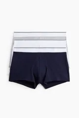 Pack de tres calzoncillos tipo trunk de punto elástico, color azul marino, gris y blanco. Con cintura elástica con logo y tecnología Lycra® Xtra Life™.